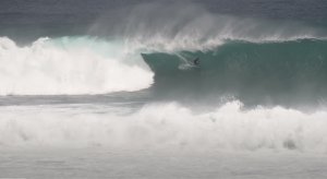 バリ島ウルワツに過去最大の波？