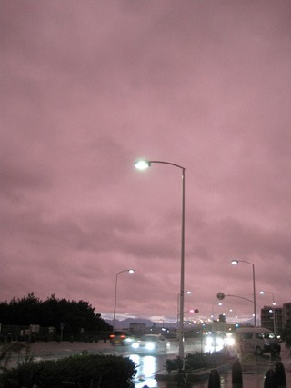 雲がピンクと言うか紫と言うか・・・